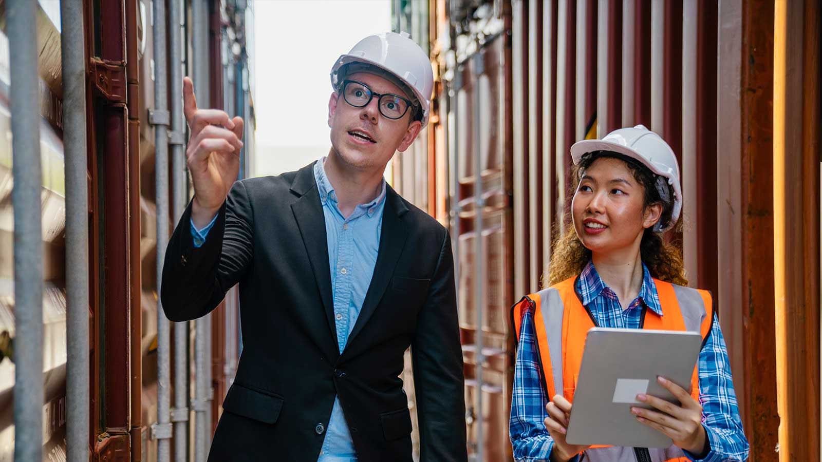 Global Supply Chain manager teaching student at the port